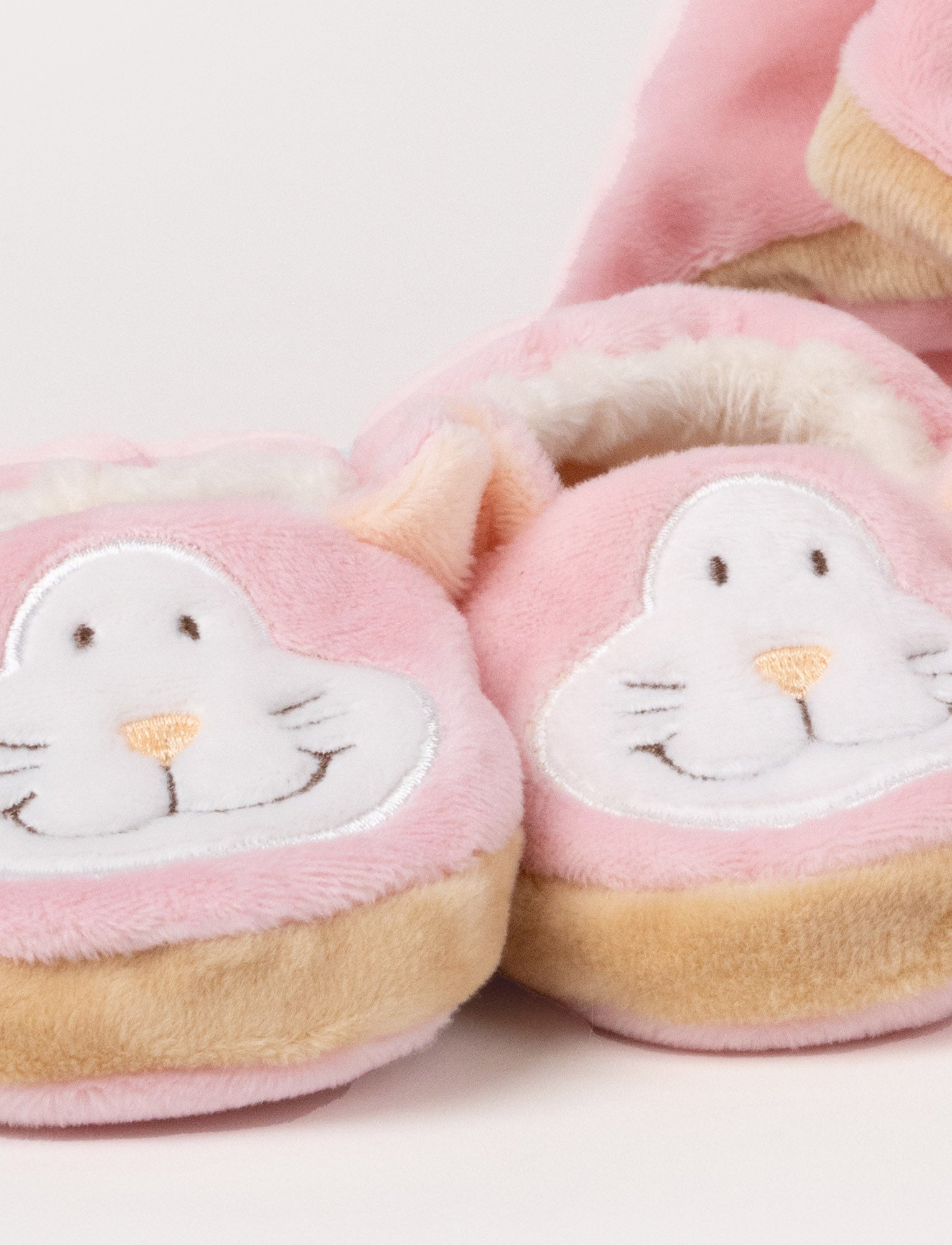 Image of A Diinglisar gift box set featuring a pink plush cat comforter, matching slippers, and a soft toy ball.