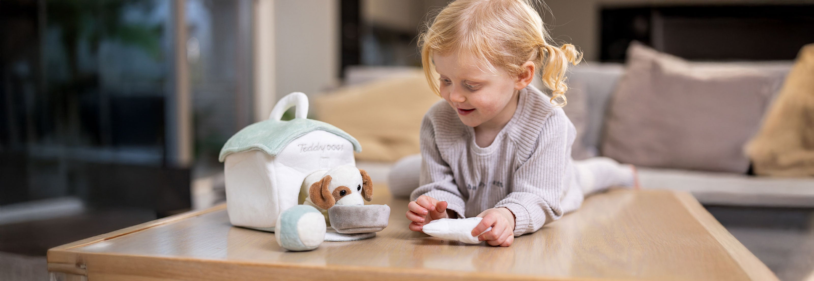 Image of files/4217_GirlPlayDogHouse2_LOW-hero.jpg