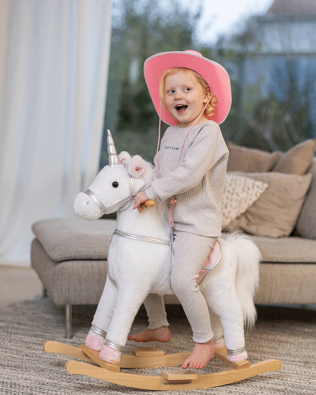  Image of files/12601_UnicornRockerHat_LOW.png