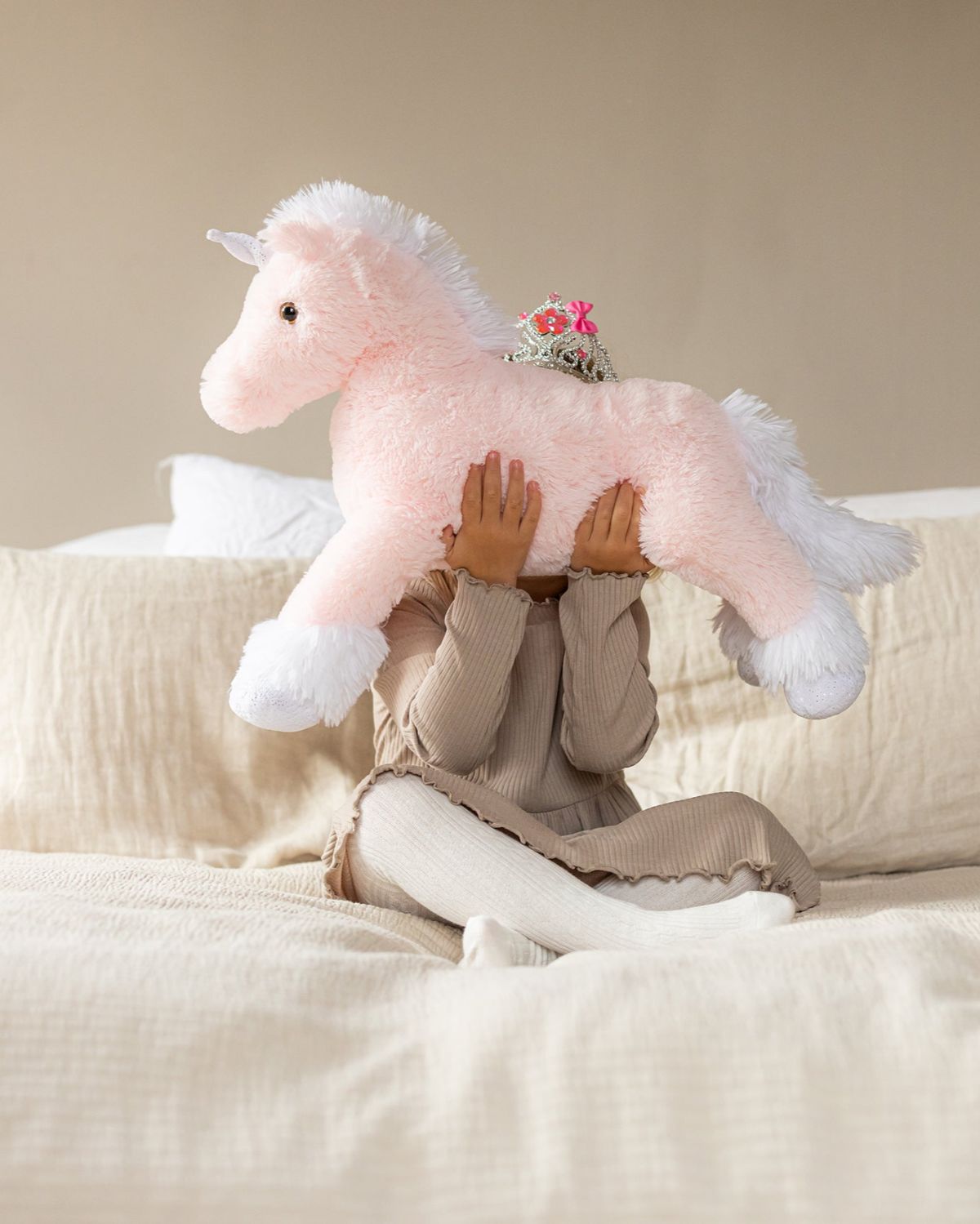  Image of files/13034_GirlBedHug_LOW.png