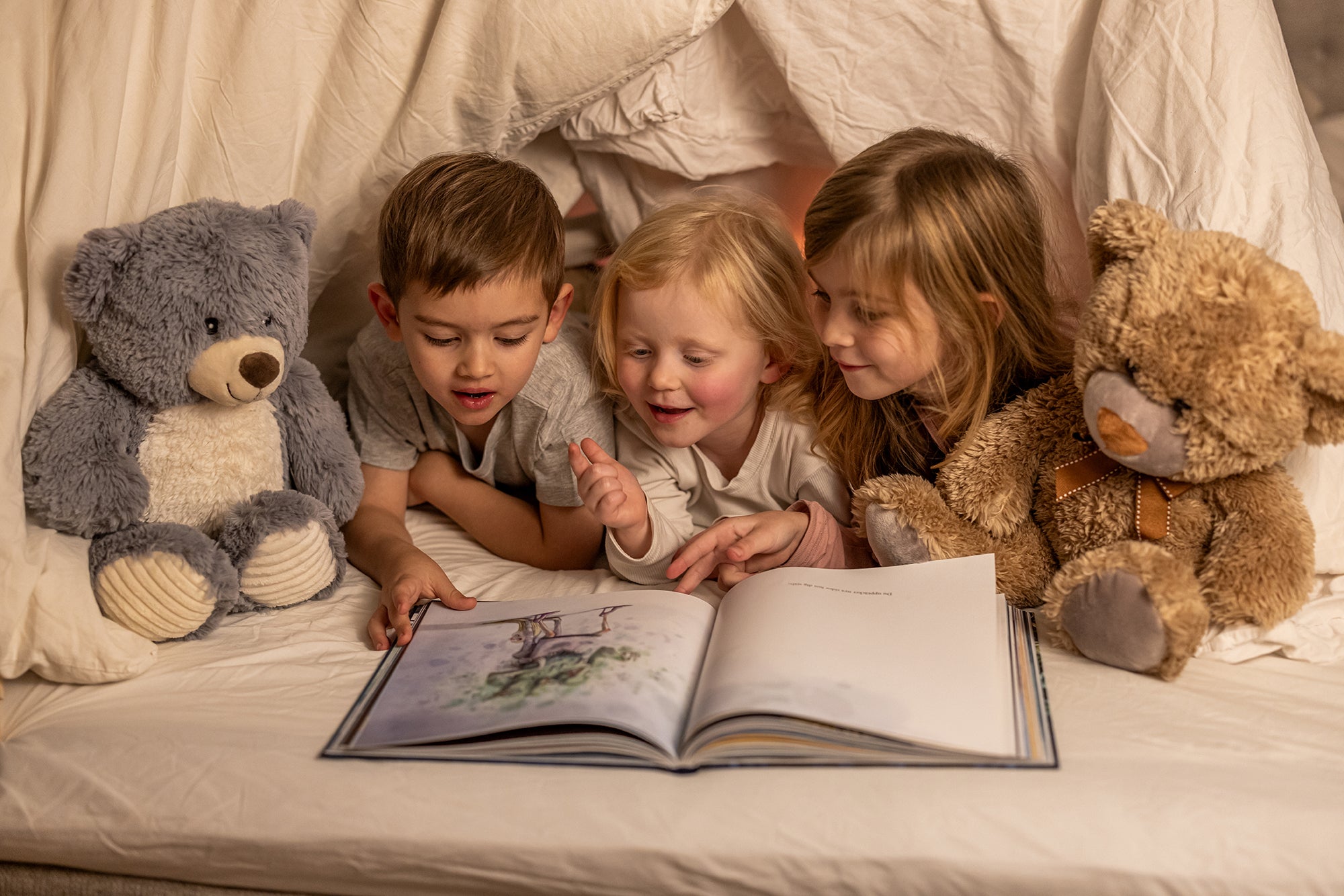  Image of files/2784_2866_3kidsReadBed_LOW.jpg