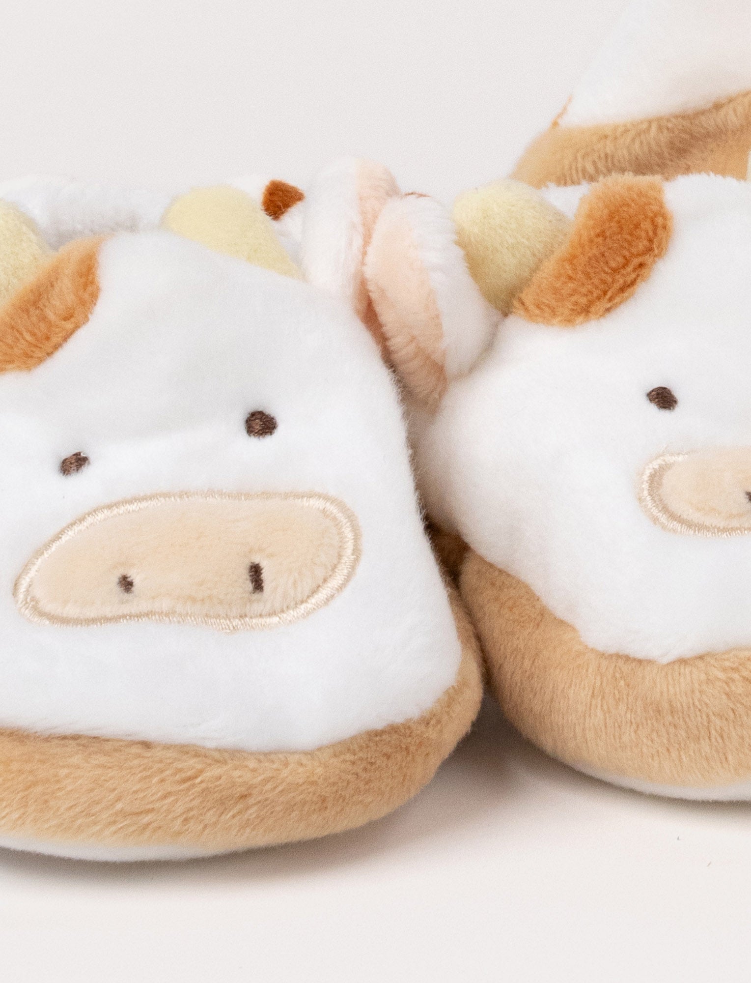  Image of A Diinglisar gift box set featuring a plush cow comforter, matching slippers, and a soft toy ball.