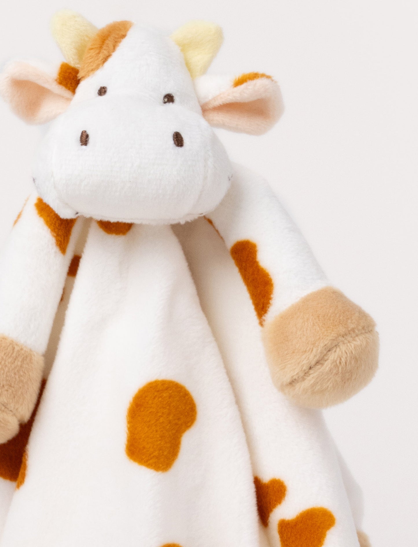 A Diinglisar gift box set featuring a plush cow comforter, matching slippers, and a soft toy ball.