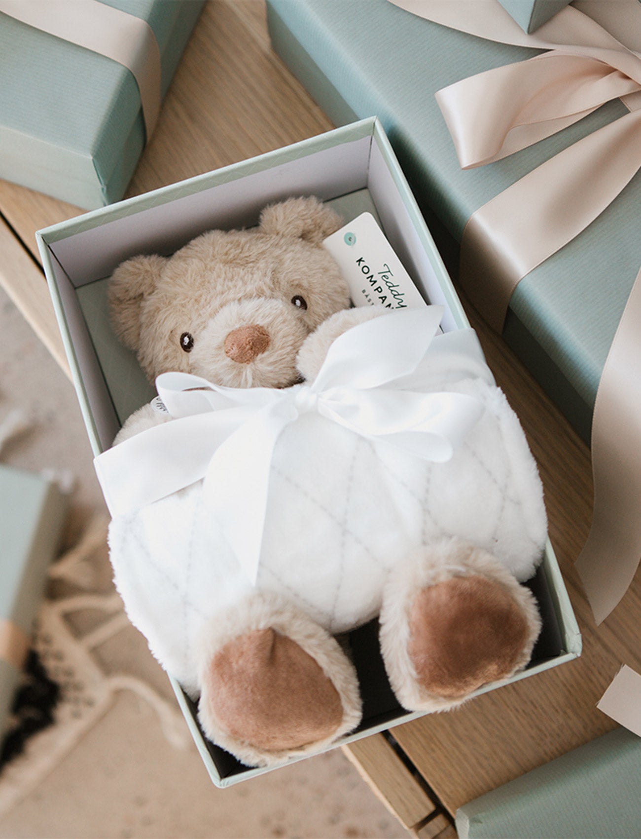 Fleece Blanket & Teddy Sven – Elegant Gift Set in Box – Teddykompaniet