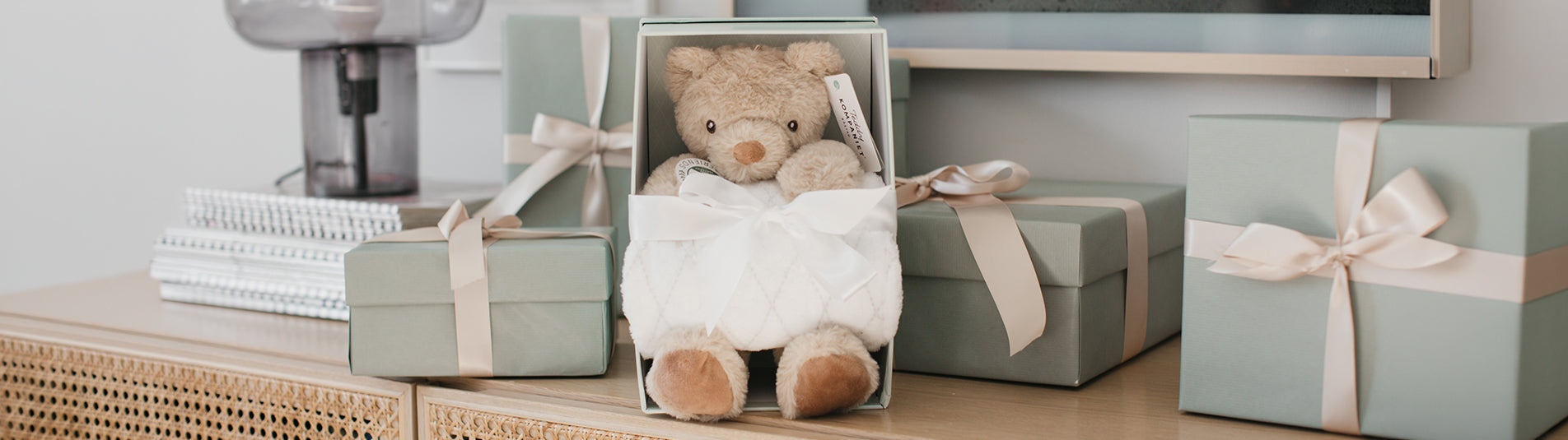  Image of files/4245_GiftTable_LOW.jpg